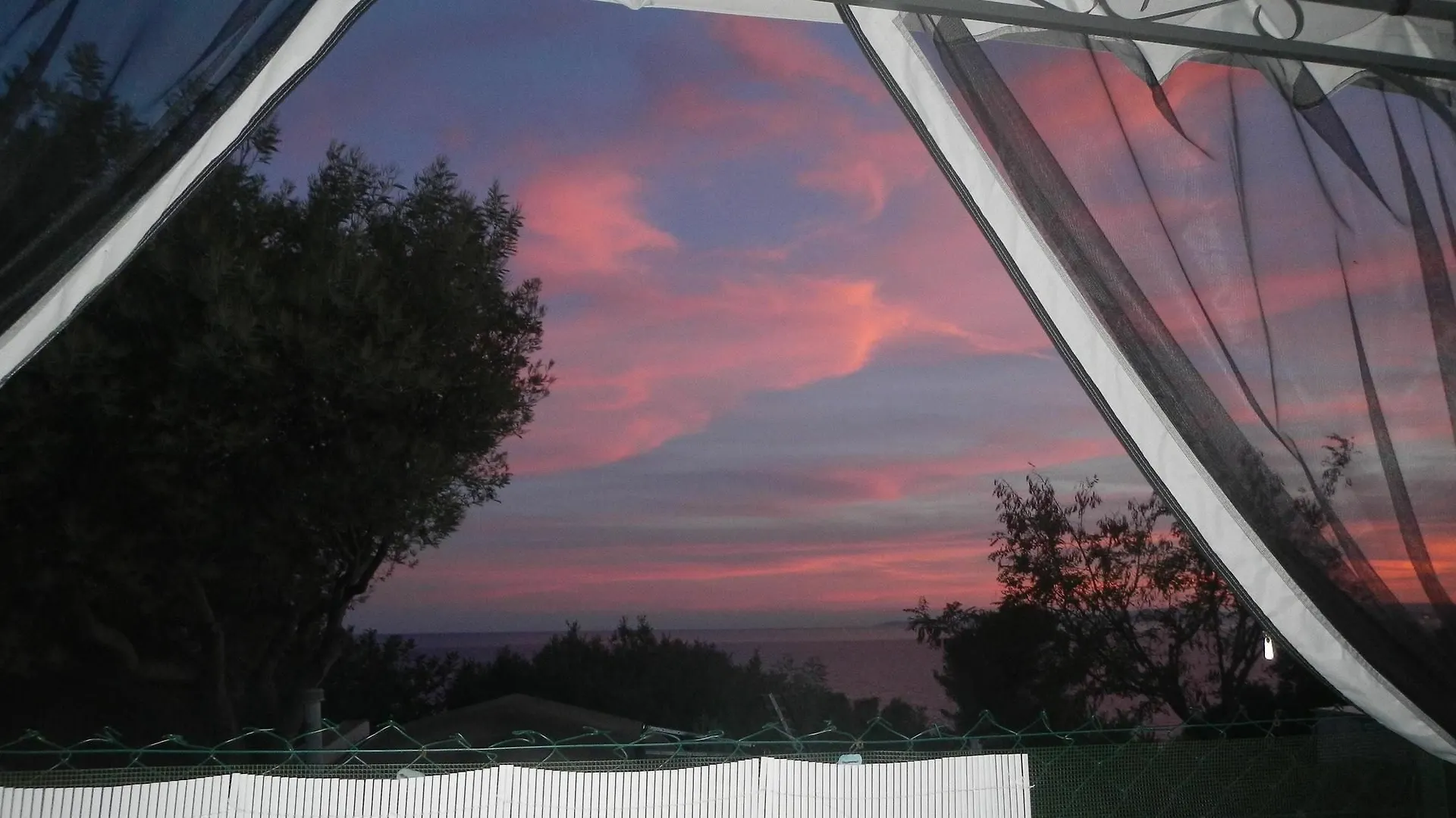 Bungalow With One Bedroom In Saint-Raphael, With Wonderful Sea View An Lägenhet